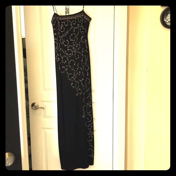 Embroiderd floor-length gown with built in bra - Picture 1 of 6